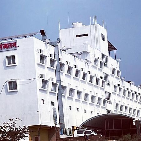 Hotel Mangalam Kurandvad Exteriör bild