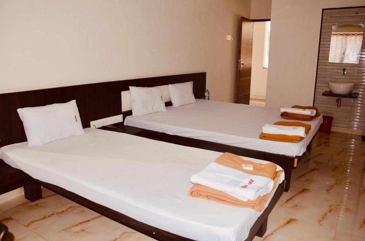 Hotel Mangalam Kurandvad Exteriör bild